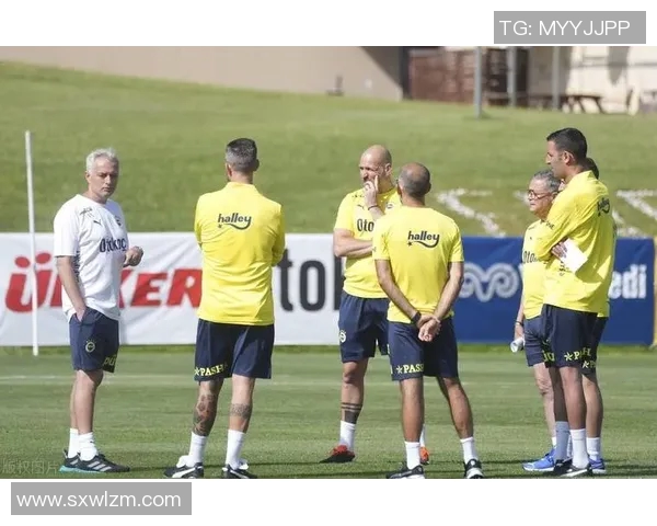 足球明星挑战极限技能赛展现惊人技巧与团队默契 足球明星挑战极限技能赛展现惊人技巧与团队默契